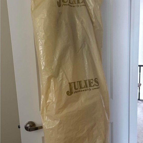 ⋆｡𖦹˚.★ Gold Dress ⋆｡𖦹˚.★ - Picture 3 of 5